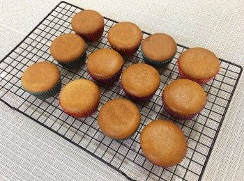 step14: 將烤好的杯子蛋糕從烤箱中取出，放到網架上到完全降溫。