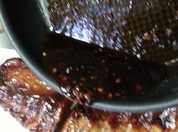 step8: 將煮好的汁料淋上豬肋骨上即可