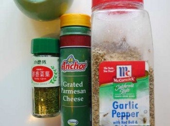 step6: *調味黑胡椒粉，鹽巴，起司粉，洋香菜末。