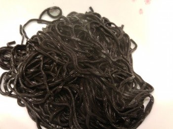step7: 將墨汁麵用熱水煮兩分鐘攞起備用。(嗰人口味如喜歡冧身可以煮耐少少。)