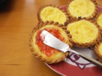 step10: 放涼後的卡士達塔表面塗上草莓果醬~~