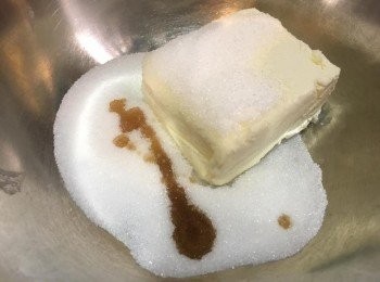 step1: 先將忌廉芝士以室溫放置約5-10分鐘，然後加入砂糖、雲尼拿油