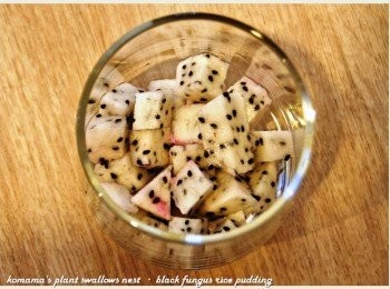 step2: 火龍果去皮後，將部分果肉切成塊狀，直接放入玻璃杯中。