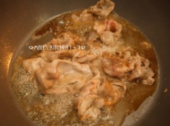 step2: 將豬肉片下鍋炒至6~7分熟時，加入醬料一起拌炒。