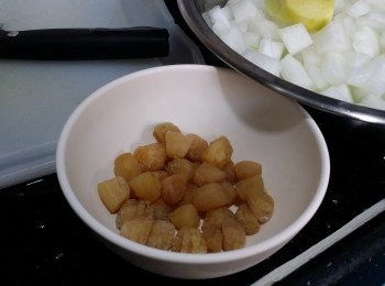 step1: 1)用一個大煲，放入5至6飯碗水，倒入冬瓜粒、薑片、元貝仔，煲到大滾後，轉細火，要煲到冬瓜粒開始熟透又透明。