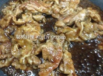 step1: 平底鍋倒入油燒熱、猪肉放入用中火煎至肉變白、倒入調味料、大火煎至收汁即可