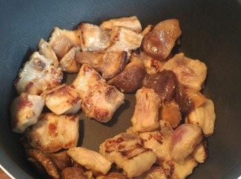 step5: 排骨略煎至2邊微微焦黃色,加入冬菇爆香。