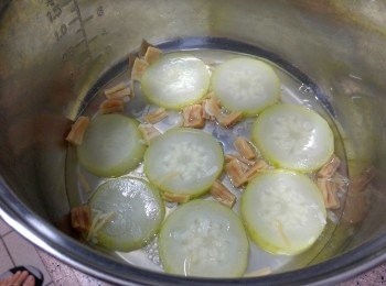 step4: 內膽I內的瑤柱節瓜也同時煮好， 仲有小量湯汁， 加小許鹽調味便可上碟了。