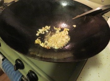 step2: 倒入1.5大匙的油，加入薑、蒜末和辣椒爆香2分鐘.