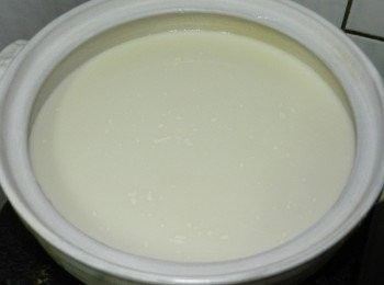 step1: 將豆漿先倒入陶鍋內