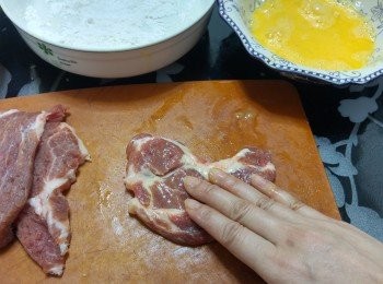 step3: 用手塗抹小許蛋漿再豬扒兩面(簿簿的便可)