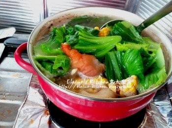 step7: 湯煲15分鐘後加入芥菜拌勻