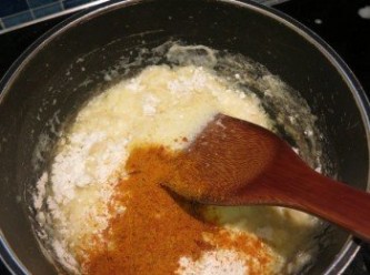 step7: - 將低筋麵粉+<span class="group_3">南瓜粉</span>倒入拌勻，邊煮邊拌至鍋底看見有薄膜
 - 關火，把雞蛋打發後分3－4次拌入