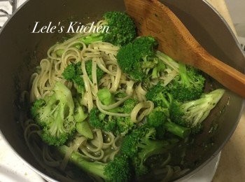 step3: 步驟三：
醬煮得差不多就可以關火，
加入麵與花椰菜。