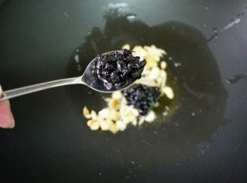 step3: 起油鍋爆香<span class="group_4">配料</span>後下豆鼓