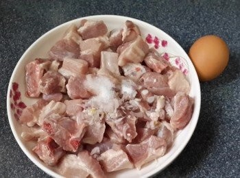 step1: 先將肉排洗淨，瀝乾水，加入砂糖和幼鹽撈勻，再加入雞蛋按摩至肉排吸引蛋液