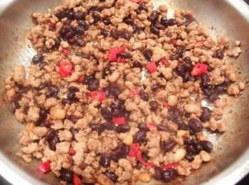 step5: 炒出香氣後加入糖及胡椒粉做調味。