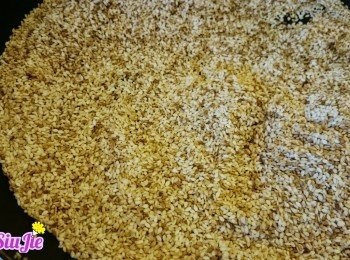step1: 白鑊炒香芝麻，由白色轉至均勻的啡色並散發芝麻香味。可在烘焙店買一大包回來炒好，放在盒子備用