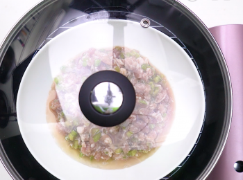 step5: 大火隔水蒸10-12分鐘，熄火後再焗5分鐘