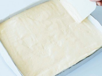 step10: 倒入模型中，用刮板抹平表面。從較高的位置倒入，可以避免空氣混入麵糊中。