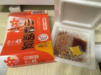 step2: 飯面加納豆、納豆醬汁即成。