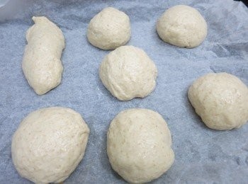 step2: 發酵好的麵團做揉麵排氣，再分成10份，包入咖喱餡料，封口要捏緊
雞蛋打發好，掃上已包餡的麵包，再撲上麵包糠
再做二次發酵40分鐘