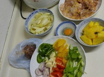 step1: 雞斬件加鹽，胡椒粉，生粉，蛋白拌匀硽20分鐘。