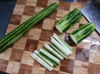 step4: 勝瓜刨去凸起骨的硬身部份,切段再切絲