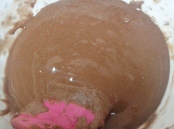 step2: 另一個碗內，打發蛋黃及糖，篩入麵粉及可可粉，再下牛奶及油拌勻至巧克力漿