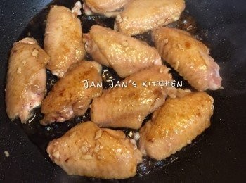 step2: 下油將<a href="https://bit.ly/3zHU5V3" target="_blank" data-keyword="雞翼" class="guide-link"><strong>雞翼</strong></a> <span style="display:inline-block;vertical-align:middle;margin-top:-3px;color:initial;border-radius:3px;padding:2px 3px;font-size:12px;line-height:14px;background:#87d300;color:#fff;">即買</span> 兩面煎至金黃，下蒜蓉兜勻，下鎮江汁料加蓋慢火煮7分鐘至收剩1/4汁料。