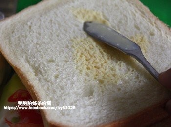 step3: 再將百香果沙拉醬塗抹在2片吐司上