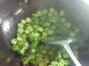 step4: 加入秋葵，大火翻炒。