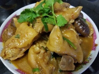 step9: 做法： 

將魚肚用黃酒，薑片出水去腥，取出後可用原鑊將豬腳放入出水，約滾 20 分鐘後取出備用。

爆香蒜頭，乾蔥及花椒