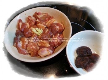 step1: 腩排洗淨，抹乾，切大件；加入醃料醃約20分鐘。