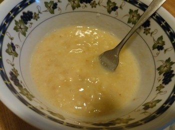 step1: 将香蕉压烂和糖拌匀。