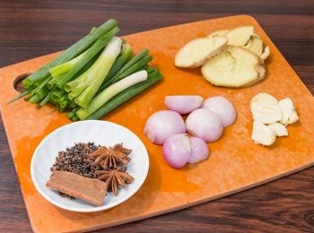 step5: 把<span class="group_2">材料 B</span>中的薑切片拍鬆，乾蔥頭去皮切半，蒜頭去皮拍鬆，蔥切段，同時預備好花椒、八角和桂皮備用。