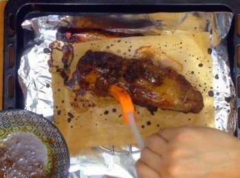 step7: 桂花糖與熱水拌勻
把枚頭肉拿出來，一面掃上桂花糖水，入爐5分鐘