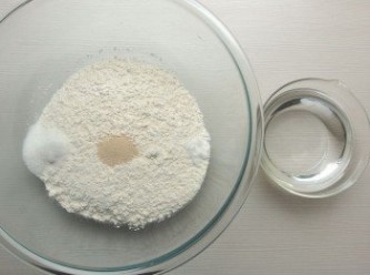 step1: 準備一個大調理碗,放入麵粉及糖和鹽,酵母粉一併加入(酵母粉不要與鹽放在一起,會影響酵母的活性)。