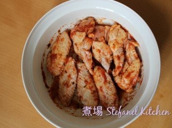 step2: 所有調味料放入小碗內，最後加入白酒做成醬汁，均勻塗在<a href="https://bit.ly/3zHU5V3" target="_blank" data-keyword="雞翼" class="guide-link"><strong>雞翼</strong></a> <span style="display:inline-block;vertical-align:middle;margin-top:-3px;color:initial;border-radius:3px;padding:2px 3px;font-size:12px;line-height:14px;background:#87d300;color:#fff;">即買</span> 上醃20分鐘, 鑊開中火，加入少許油，放<a href="https://bit.ly/3zHU5V3" target="_blank" data-keyword="雞翼" class="guide-link"><strong>雞翼</strong></a> <span style="display:inline-block;vertical-align:middle;margin-top:-3px;color:initial;border-radius:3px;padding:2px 3px;font-size:12px;line-height:14px;background:#87d300;color:#fff;">即買</span> 慢火煎20分鐘即成！