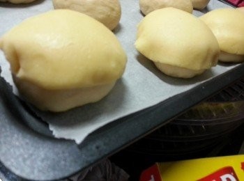 step13: 將菠蘿面皮壓成圓形,舖在包面上