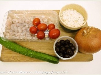 step1: 事先準備黑木耳QQ圓、蝦仁、小黃瓜、小番茄、洋蔥與白飯等<span class="group_1">食材</span>。