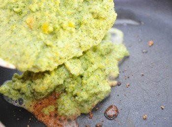 step5: 用少許的油將蒜粒爆香後，倒入蔬菜泥滾煮攪拌