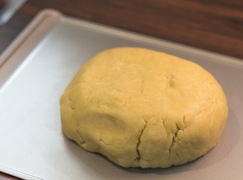 step6: 將粉團放於焗盤上揑成一團稍為按平。