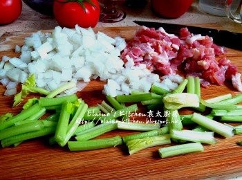 step2: 煙肉切粒 , 洋蔥去皮切粒 , 芹菜莖切段