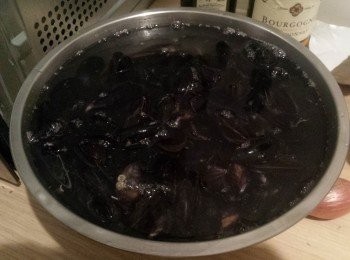 step1: 將藍貝青口用鹽水浸, 乾蔥切片