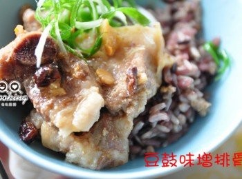 step5: 今天特別搭配香Q有嚼勁的有機五穀米飯當午餐，真是人間美味...讓我忍不住一口接一口的吃光!