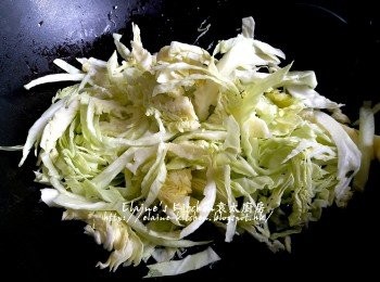 step4: 椰菜切絲 , 放入鑊中加少許鹽及水拌勻炒至椰菜熟透先盛起