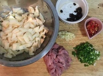 step3: 豆鼓用水沖洗後瀝乾備用；蒜切細末；嫩里肌切成肉絲；蔥切花。如使用辣椒，則可去籽後切小丁。