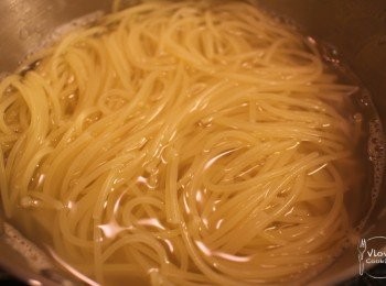 step2: 煮好的意粉瀝乾水份後, 加1匙油撈均以免痴埋一舊