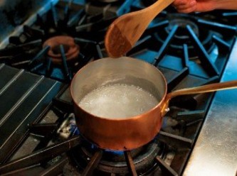step2: 在小鍋子裡依序倒入細砂糖與水拌勻，開中火，一邊攪拌一邊煮沸